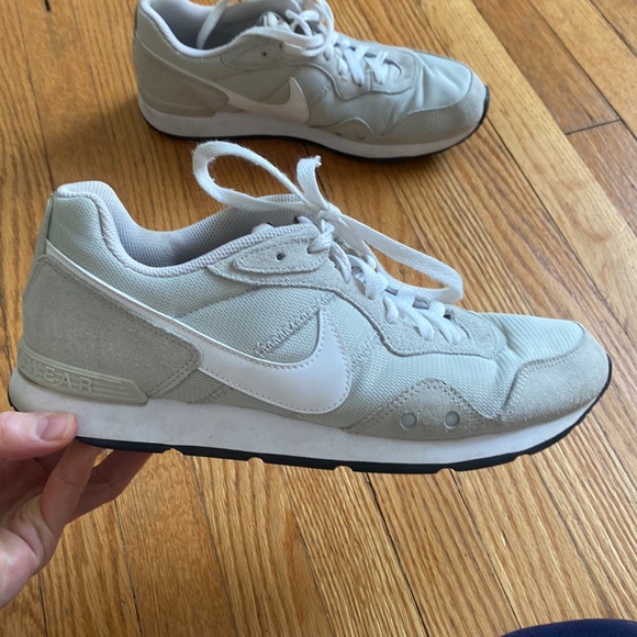 Women’s size 10 Nike shoes - Picture 4 of 4